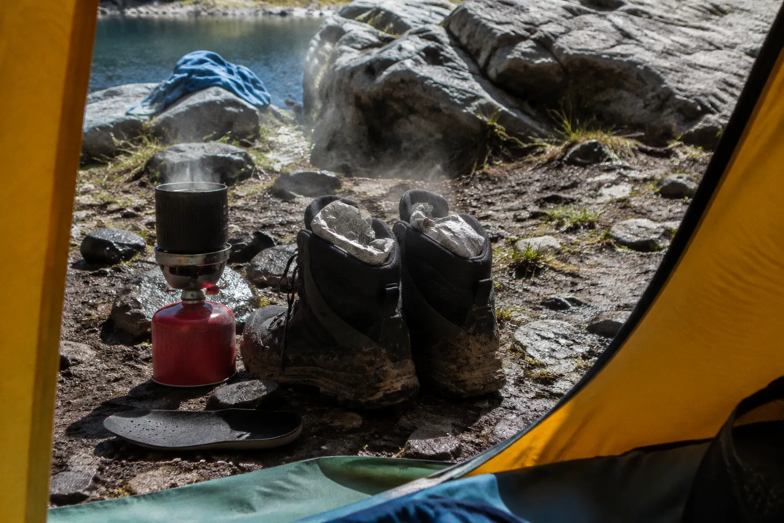 Chaussures de marche trempées : le séchage express en bivouac