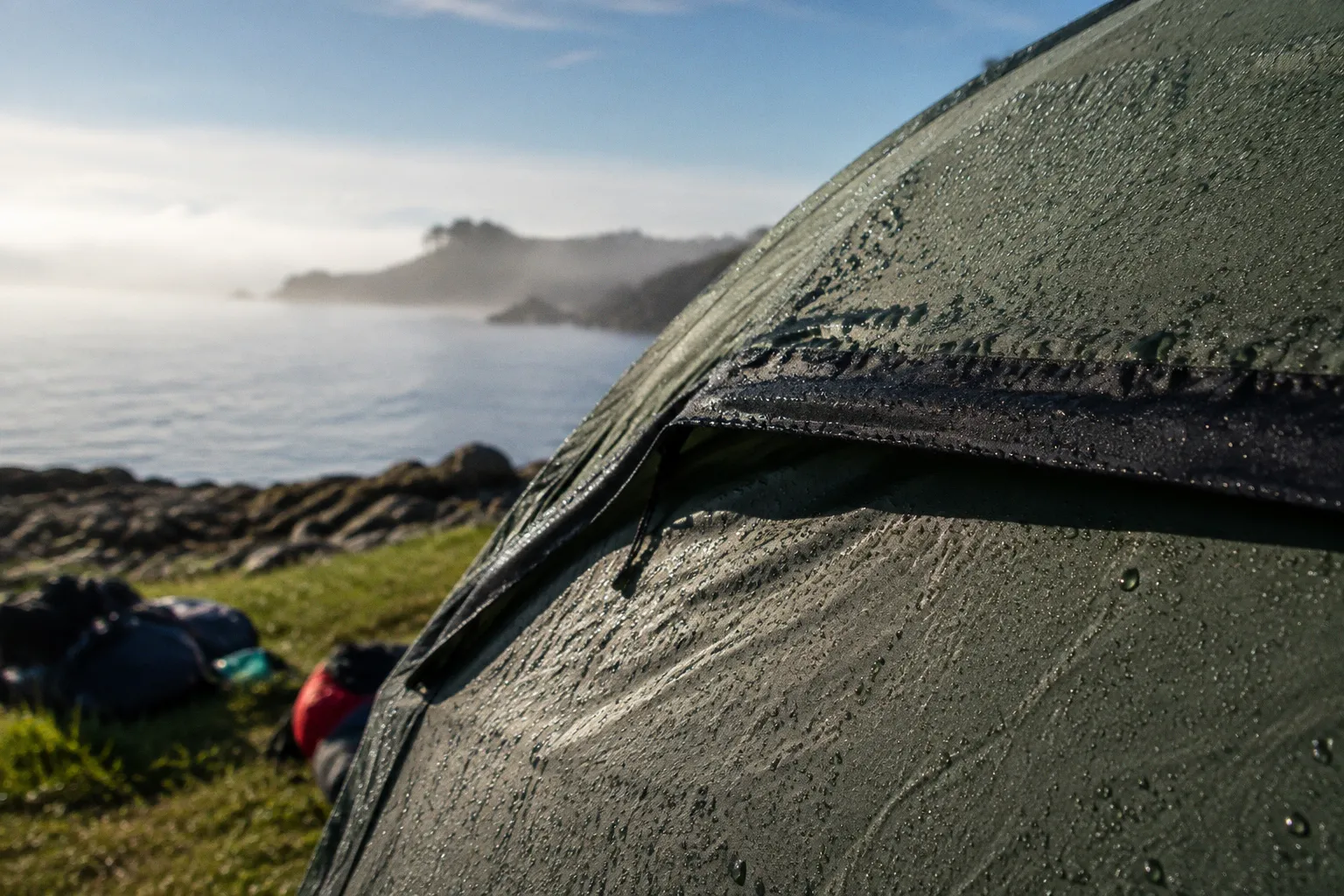 Humidité en bivouac côtier : 5 solutions pour rester au sec
