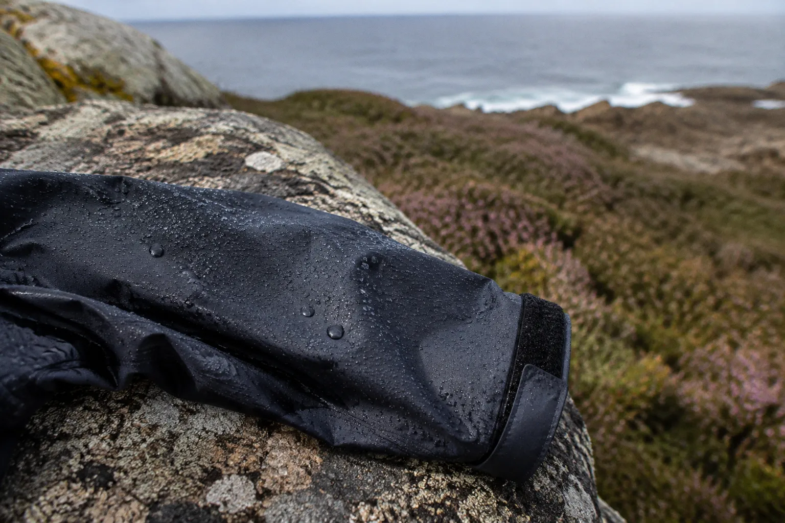 Veste de pluie sur le GR34 : quel modèle selon votre marche ?